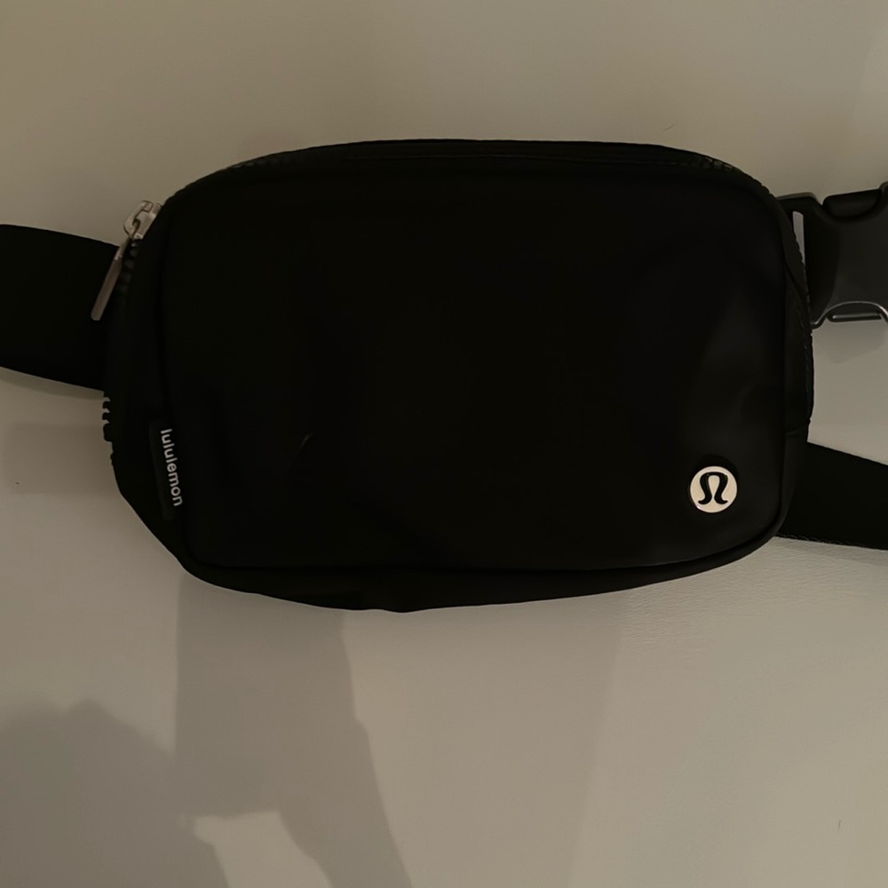 Lululemon black 1 liter belt bag
